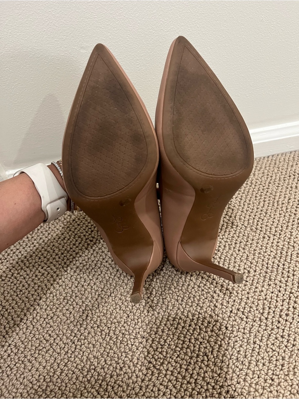 Like new! Classic Pointed-Toe High Heel Pumps in Nude - Picture 6 of 12